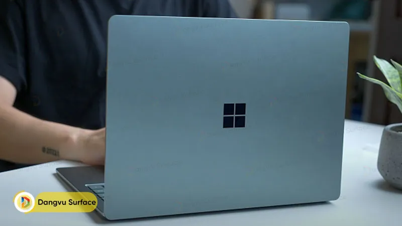 Surface Laptop 5 có ngoại hình cao cấp với logo Microsoft sáng bóng