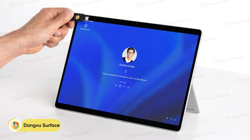 Pro 10 là thiết bị máy tính xách tay Surface đầu tiên được tích hợp đầu đọc NFC