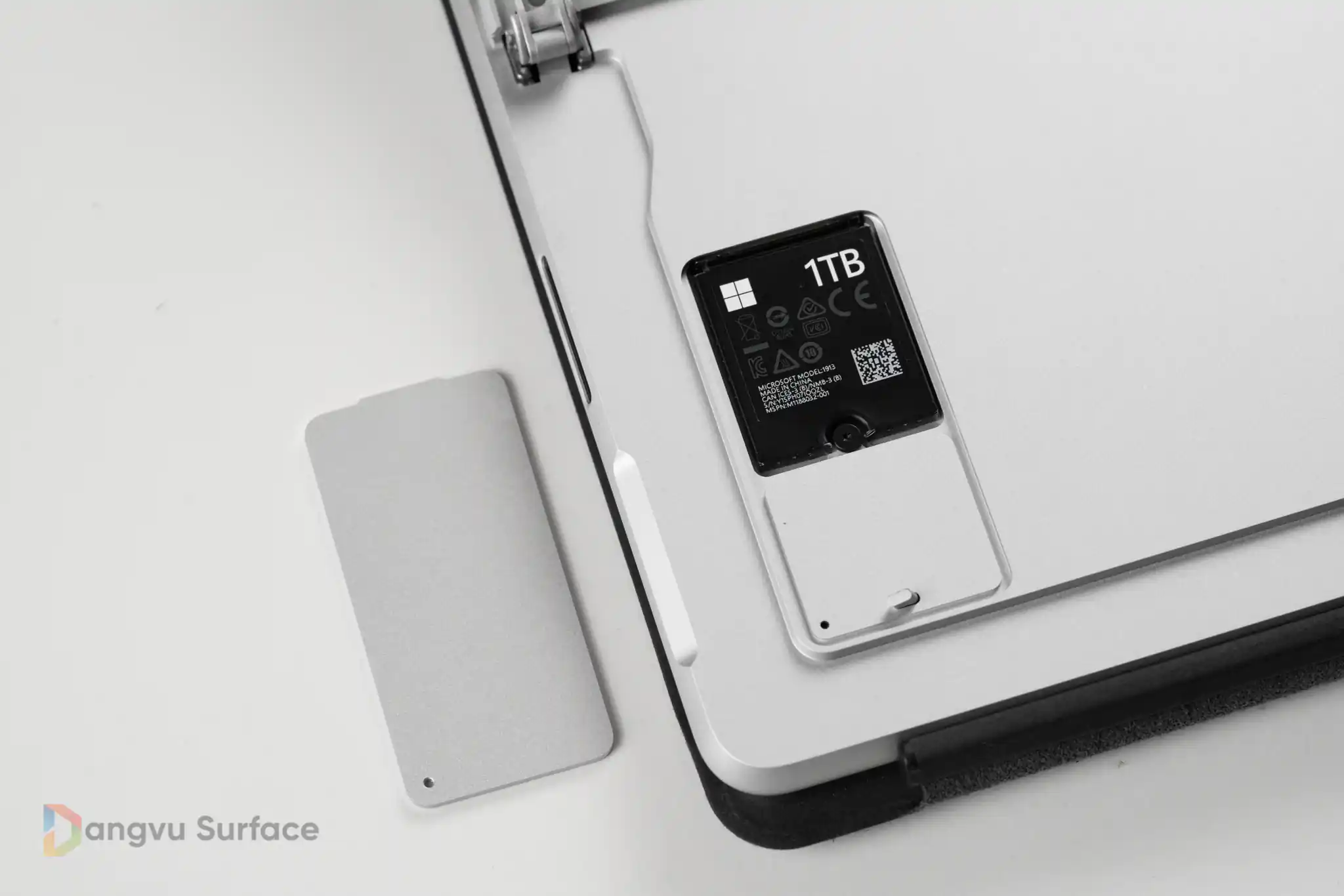 Khe Thay SSD Trên Surface Pro 8