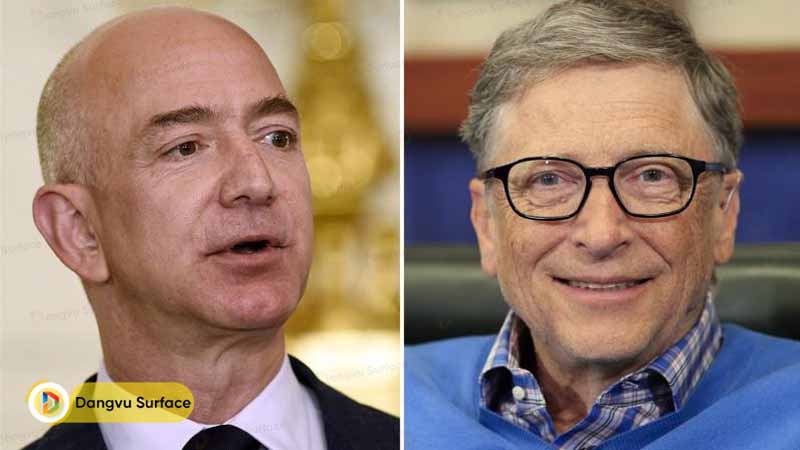 Jeff Bezos (trái) và Bill Gates (phải)