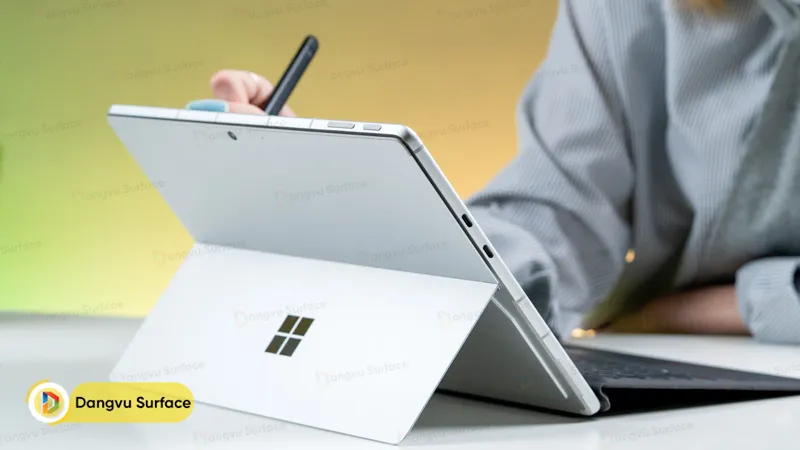 Surface 9 SQ3 được trang bị hai cổng USB-C