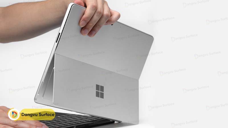 Surface Pro 10 là máy tính lai 2 in 1 với thiết kế độc đáo.